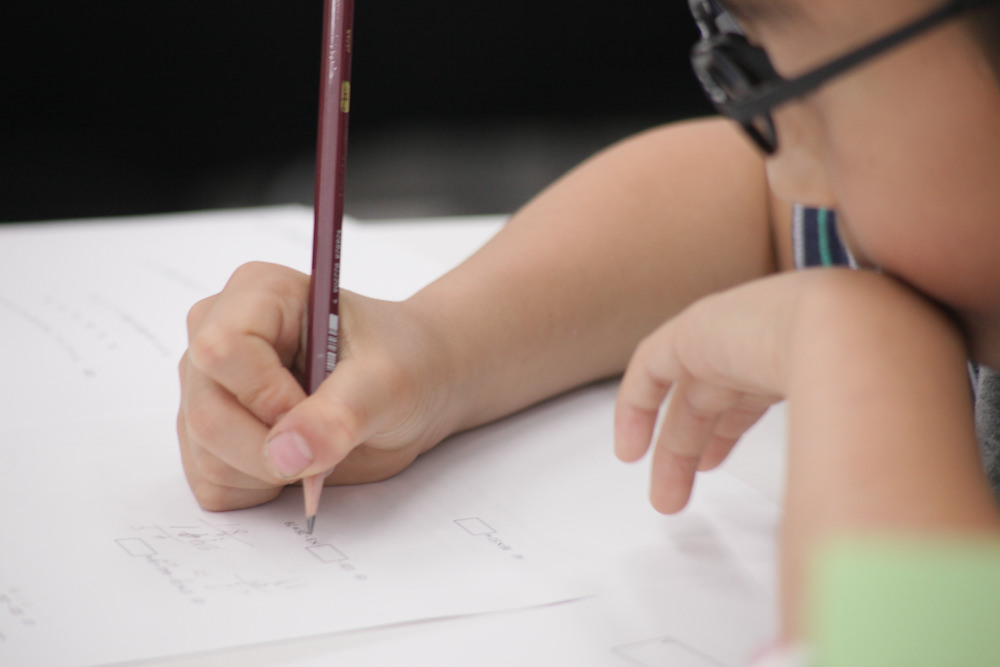 子どもが学ぶ様子をとなりで見ながら